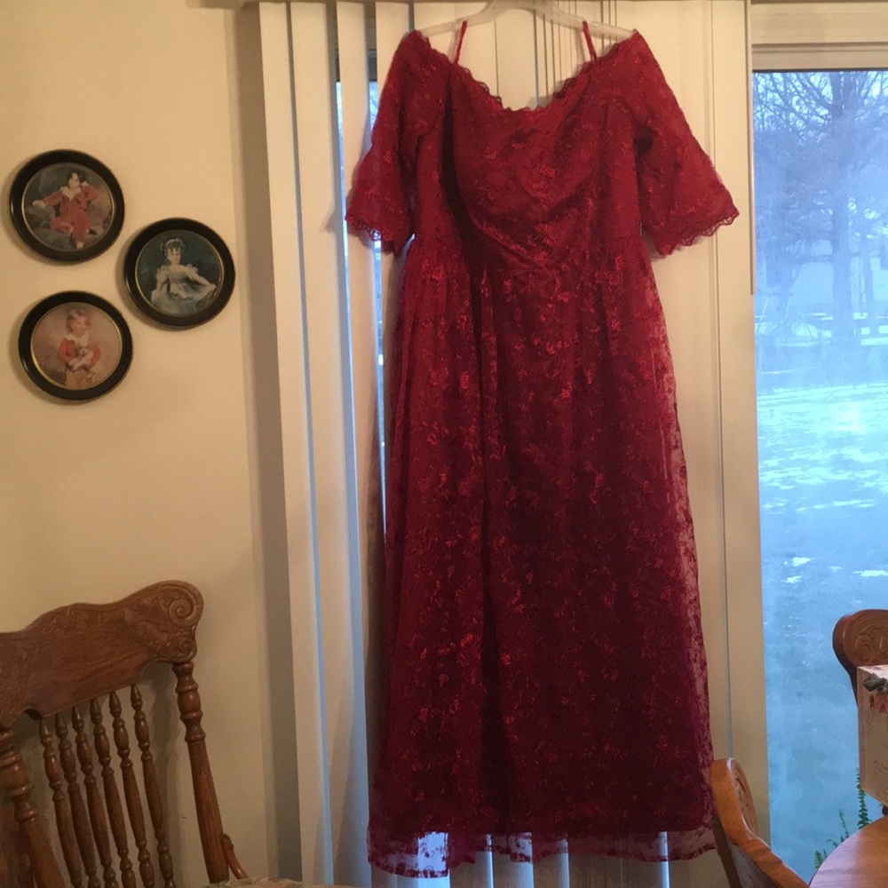 Burgundy Lace 1/2 Sleeve Evening/Prom Gown NWOT 🥰